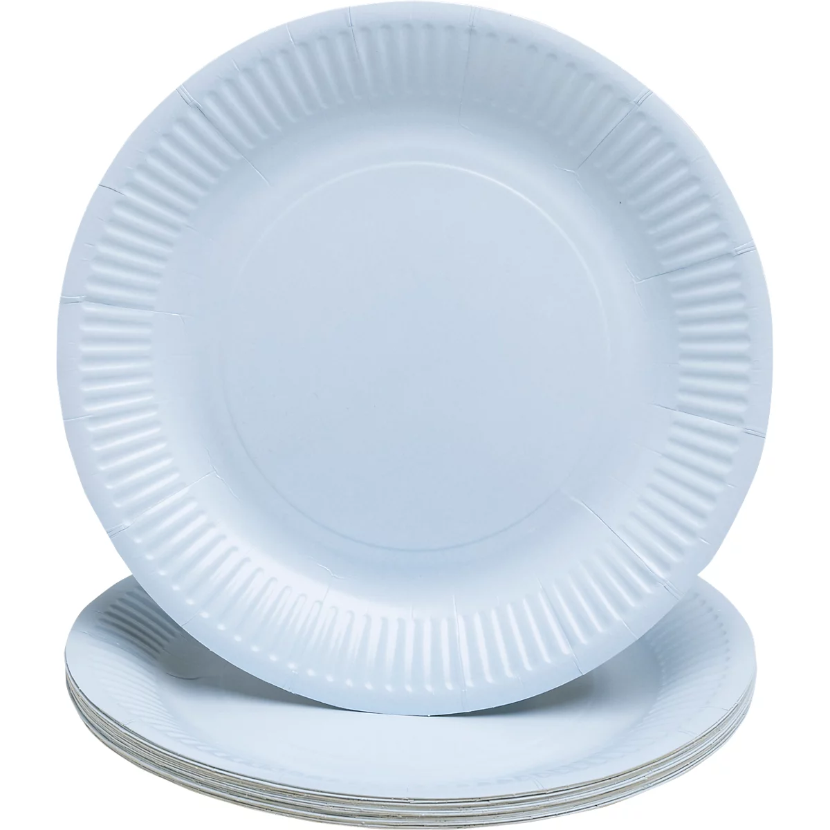 Assiettes en papier blanches, empilées. L'assiette du dessus est légèrement inclinée. Les assiettes sont nervurées.