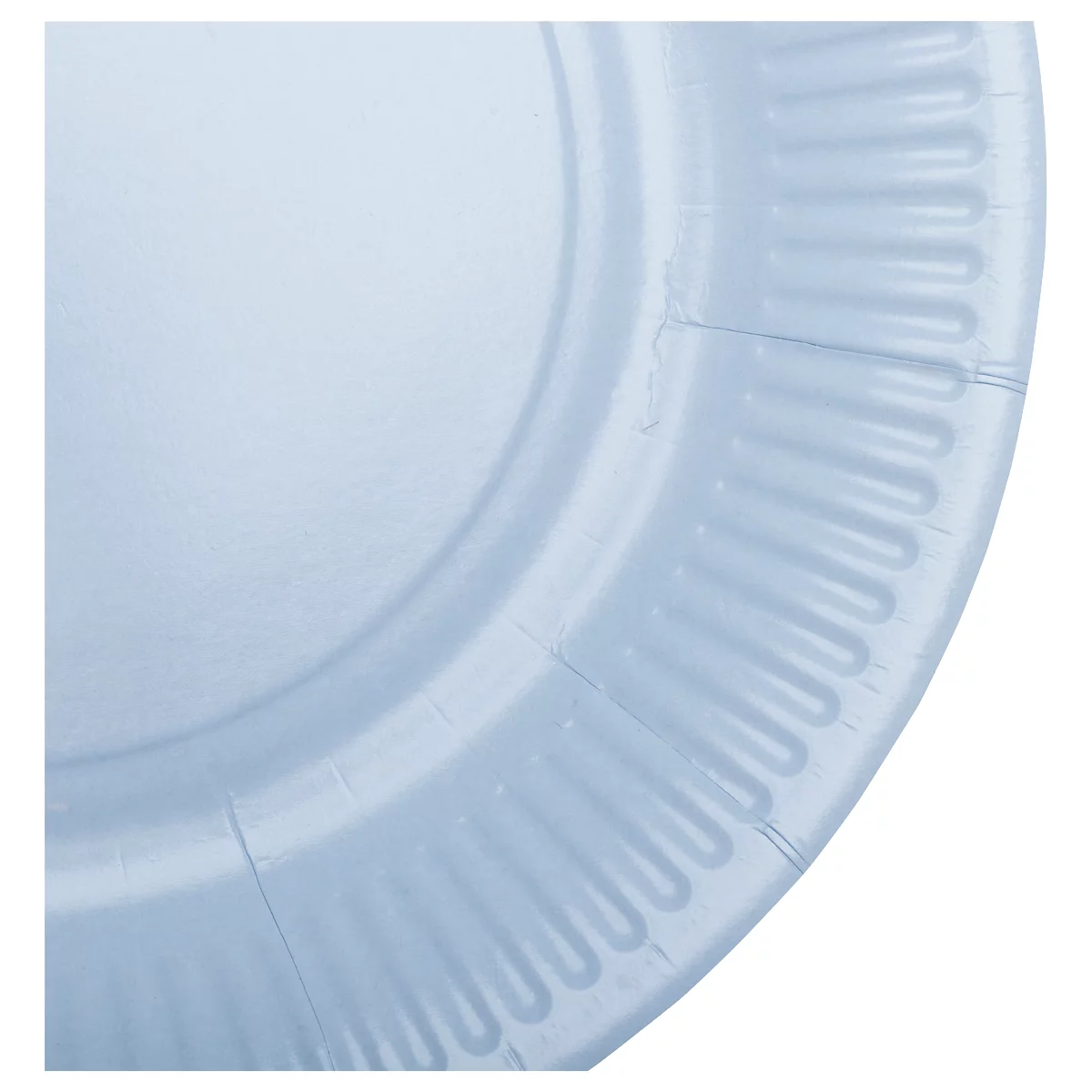 Gros plan d'une assiette en carton bleu clair avec un bord extérieur cannelé. L'assiette est photographiée d'en haut.