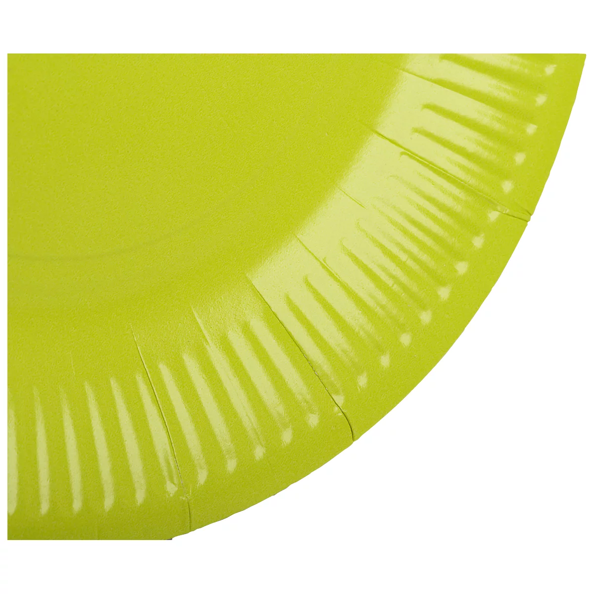Gros plan d'une assiette en papier jaune-vert avec une bordure côtelée.