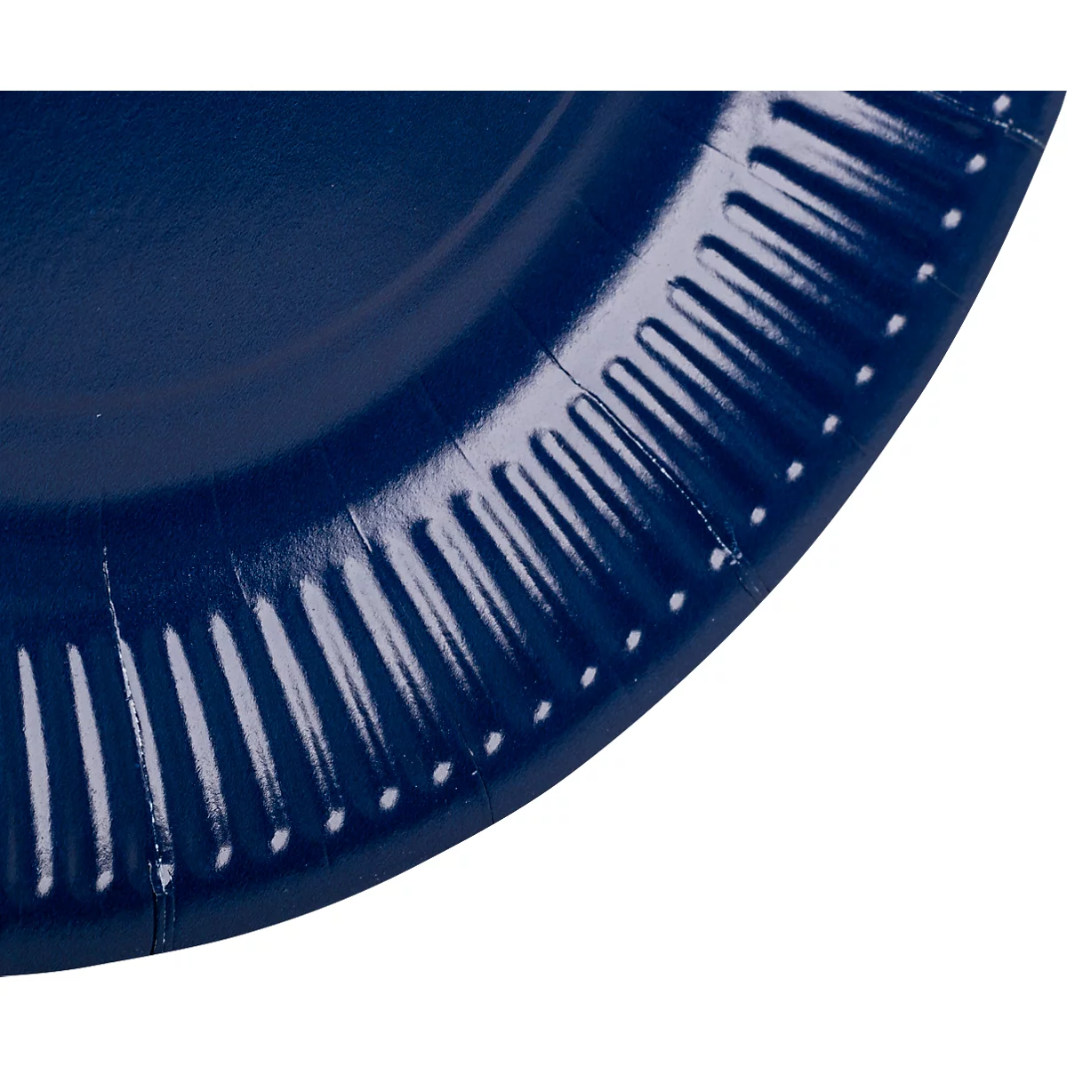 Gros plan sur une assiette en papier bleu foncé, la section montrant le bord cannelé. L'assiette est sur fond blanc.