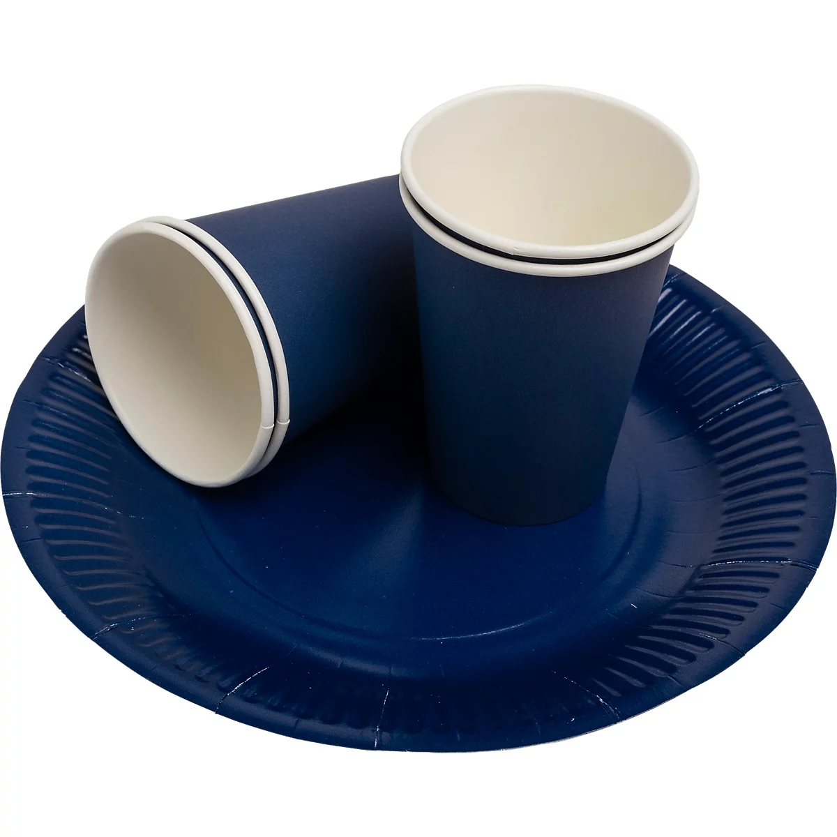 Gobelets et assiette en papier bleu sur fond blanc. L'assiette est ronde, avec des bords cannelés. Les gobelets ont un intérieur blanc et une bande noire.