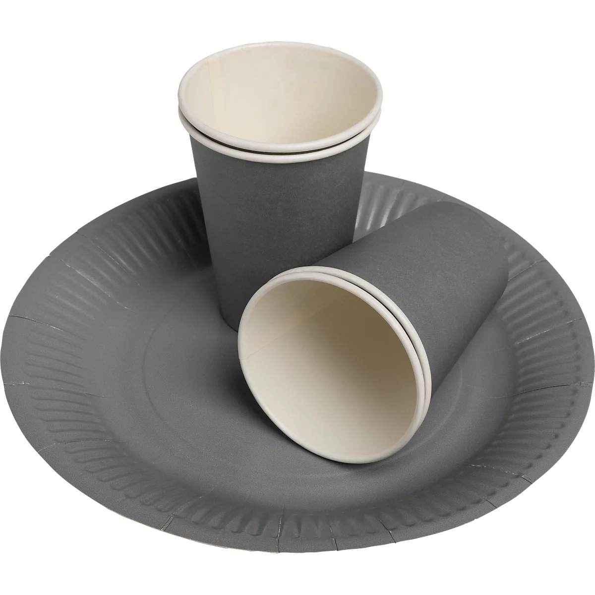 Assiette en carton grise et deux gobelets gris sur fond blanc. Un gobelet est posé sur l'assiette, un autre est à côté.