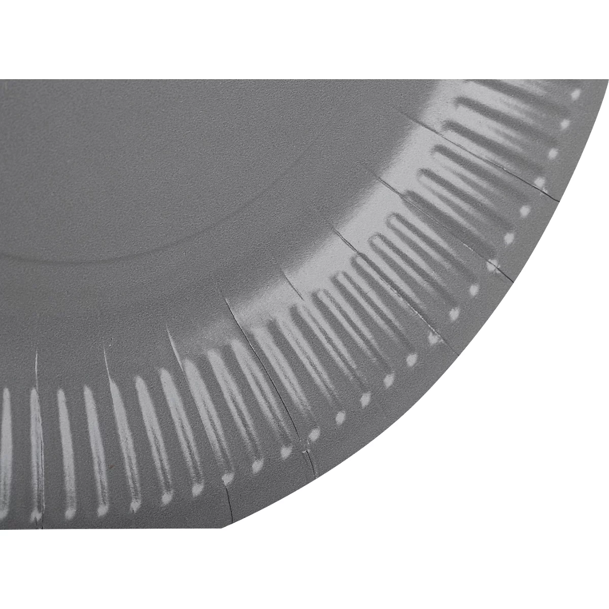 Gros plan d'une assiette en carton grise avec un bord cannelé.