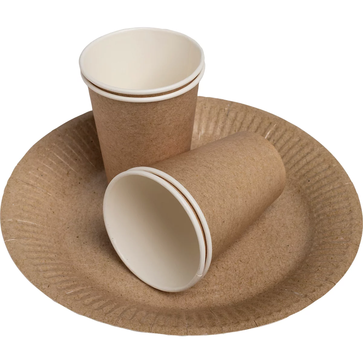Deux gobelets en carton et une assiette en matériau recyclé, marron et blanc, sur fond blanc.
