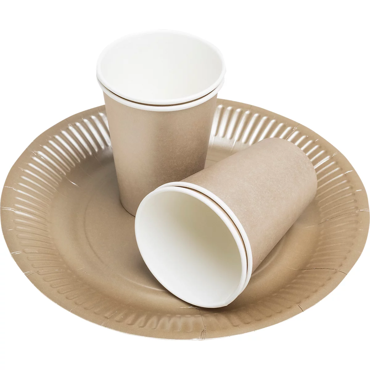 Deux gobelets en carton sur une assiette en carton. Les deux sont de couleur marron naturel, une tasse est debout, l'autre est couchée.