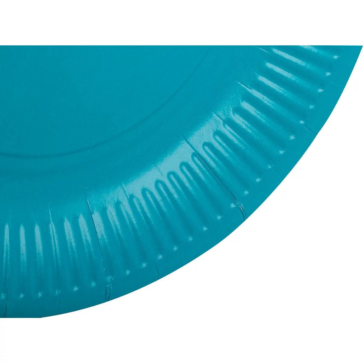 Gros plan sur une assiette en papier turquoise. Le bord extérieur cannelé et la surface intérieure lisse sont clairement visibles.