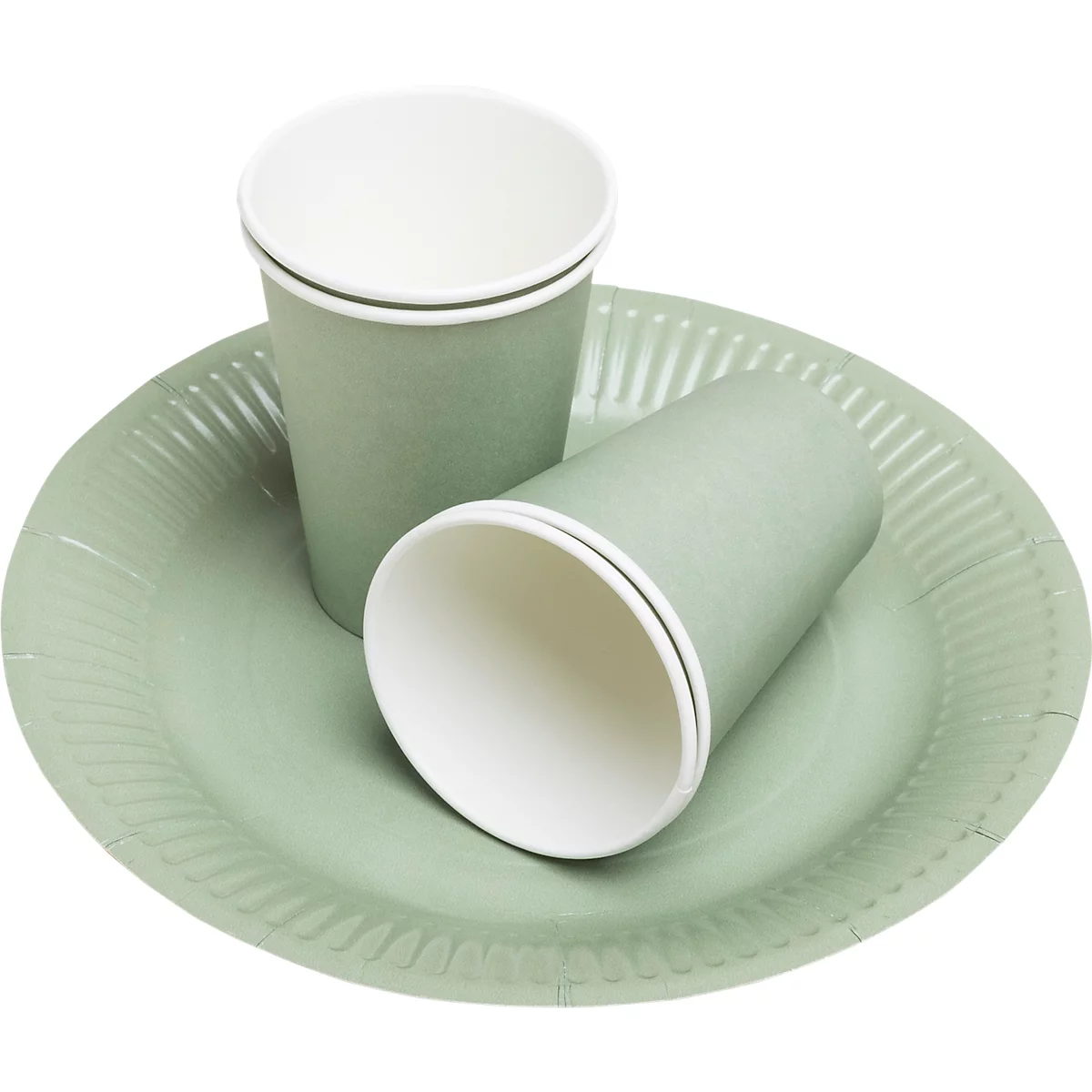 Gobelets et assiette en papier vert clair, deux gobelets sont dressés, l'un est couché. Les deux gobelets et l'assiette ont un intérieur blanc.