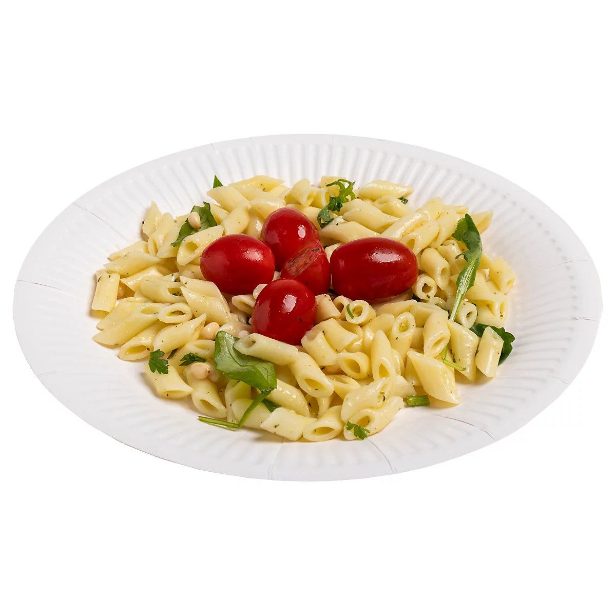 Pâtes penne avec tomates et herbes sur une assiette en papier blanche.