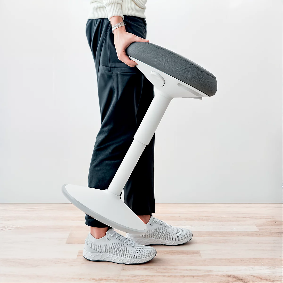 Assis/debout Leitz Ergo Active, ergonomique, réglable en hauteur, assise triangulaire confortable, rembourrage en mousse, poignée de transport, jusqu'à 100 kg, gris clair