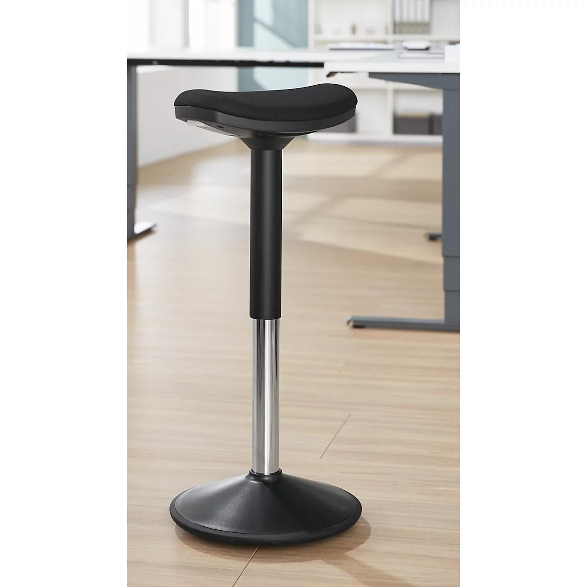 Assis-debout, réglable en hauteur, jusqu'à 120 kg, revêtement tissu, Ø 360 x P 220 x H 560-810 mm, noir/argenté