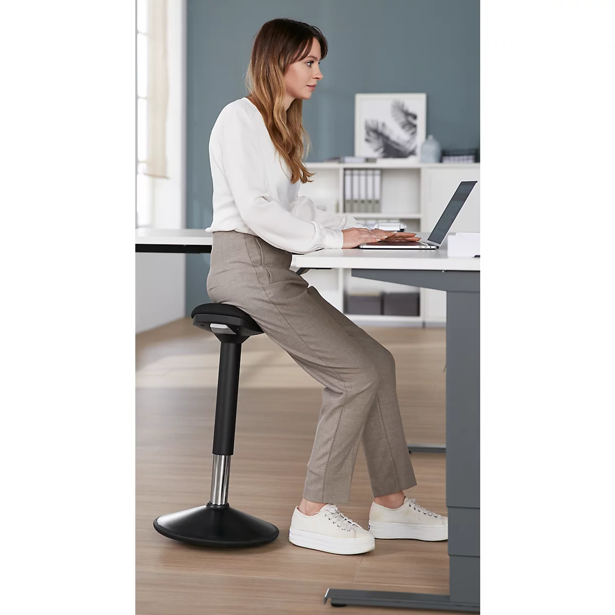 Assis-debout, réglable en hauteur, jusqu'à 120 kg, revêtement tissu, Ø 360 x P 220 x H 560-810 mm, noir/argenté