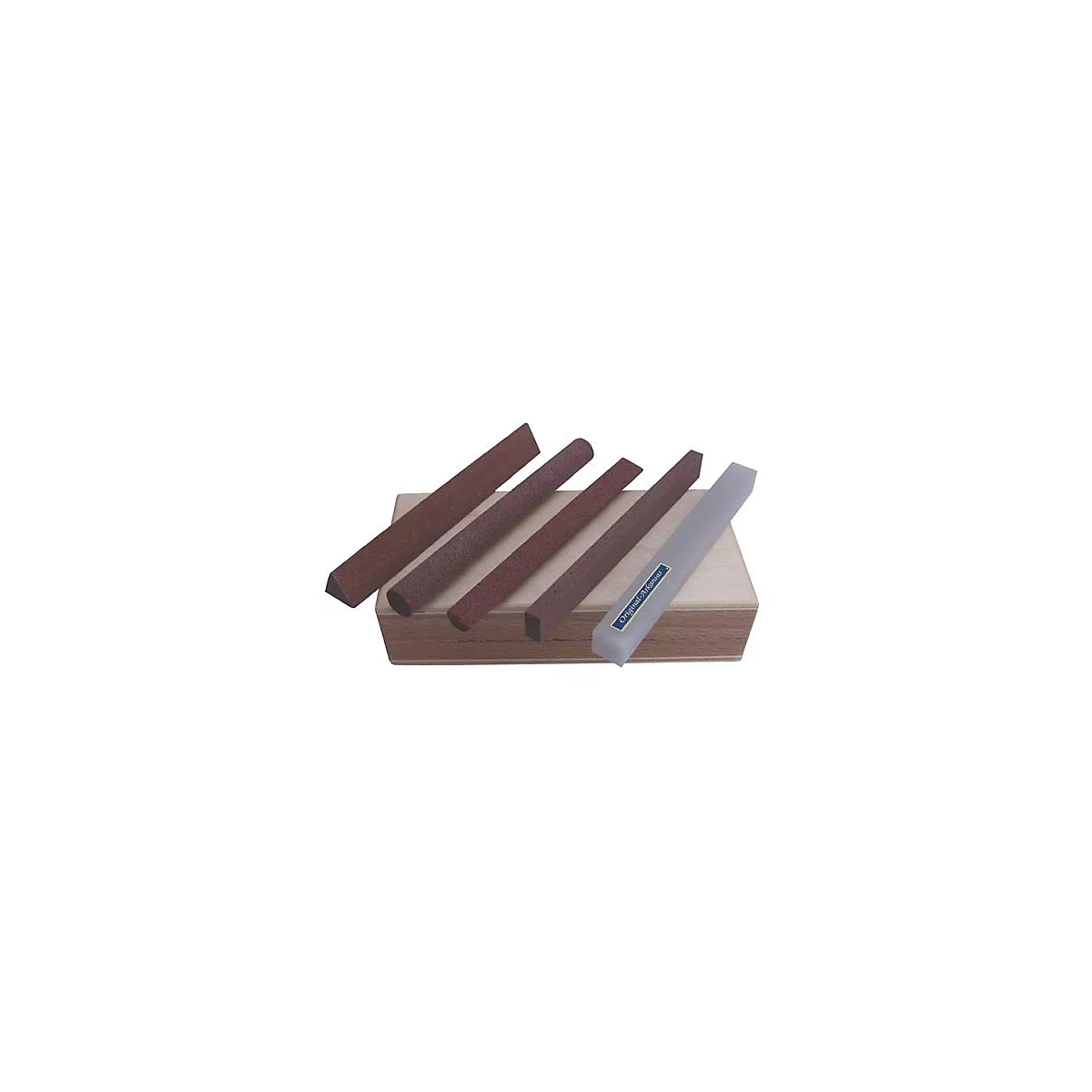 Cinq pierres à aiguiser de différentes formes et tailles sur une base en bois, une blanche avec texte.