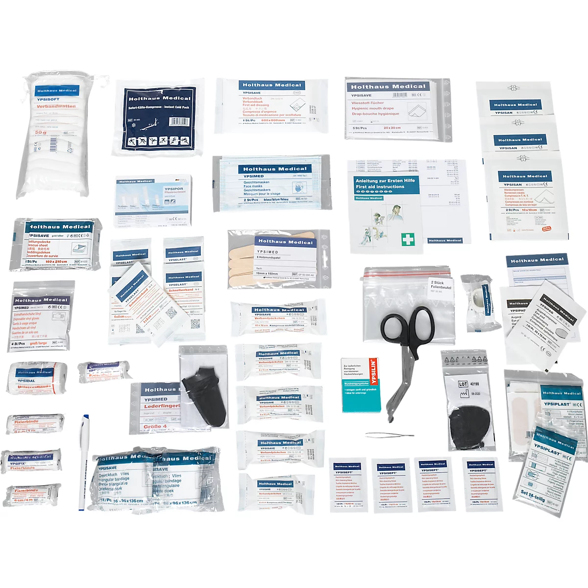 Assortiment de fournitures médicales emballées individuellement, ciseaux, papiers, instructions, bandages, pansements. Le tout sur fond blanc.