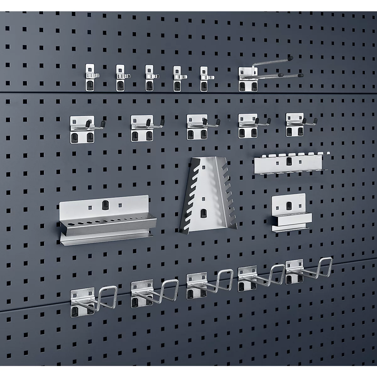 Gereedschapsorganizer met diverse haken en houders op een metalen pegboard. Verschillende vormen en maten.