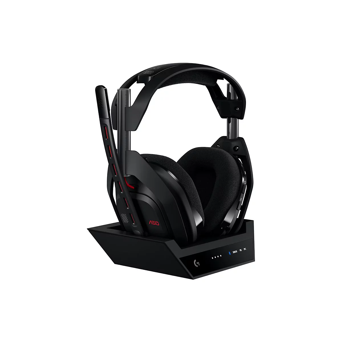 Casque de jeu noir avec des accents rouges. Sur station de charge. Microphone. Inscription A50.