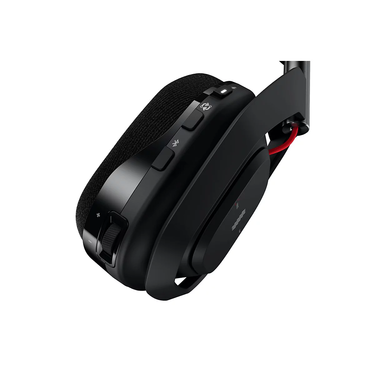 Gros plan d'un casque noir avec un câble rouge.