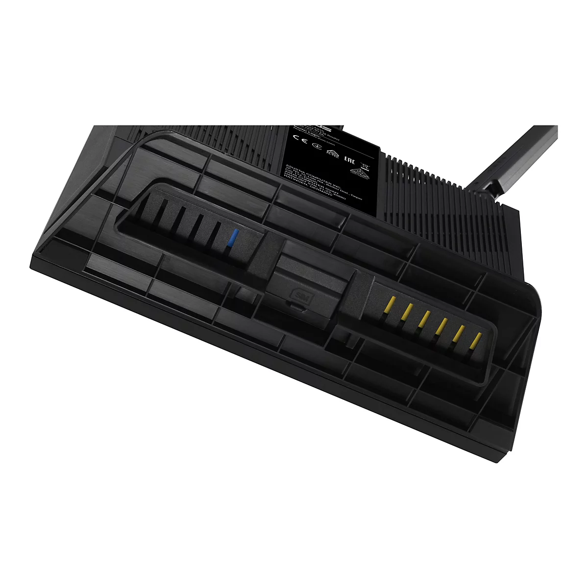 Detailaufnahme eines schwarzen Routers mit gelben und blauen Akzenten, darunter ein SIM-Karten-Slot. Aufkleber mit technischen Informationen.