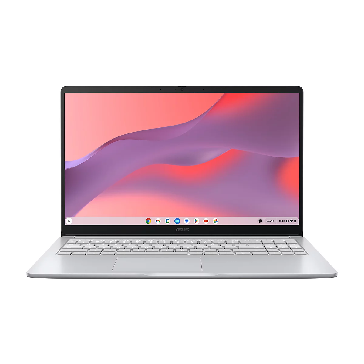 Silbernes Asus Chromebook mit eingeschaltetem Bildschirm vor weißem Hintergrund.