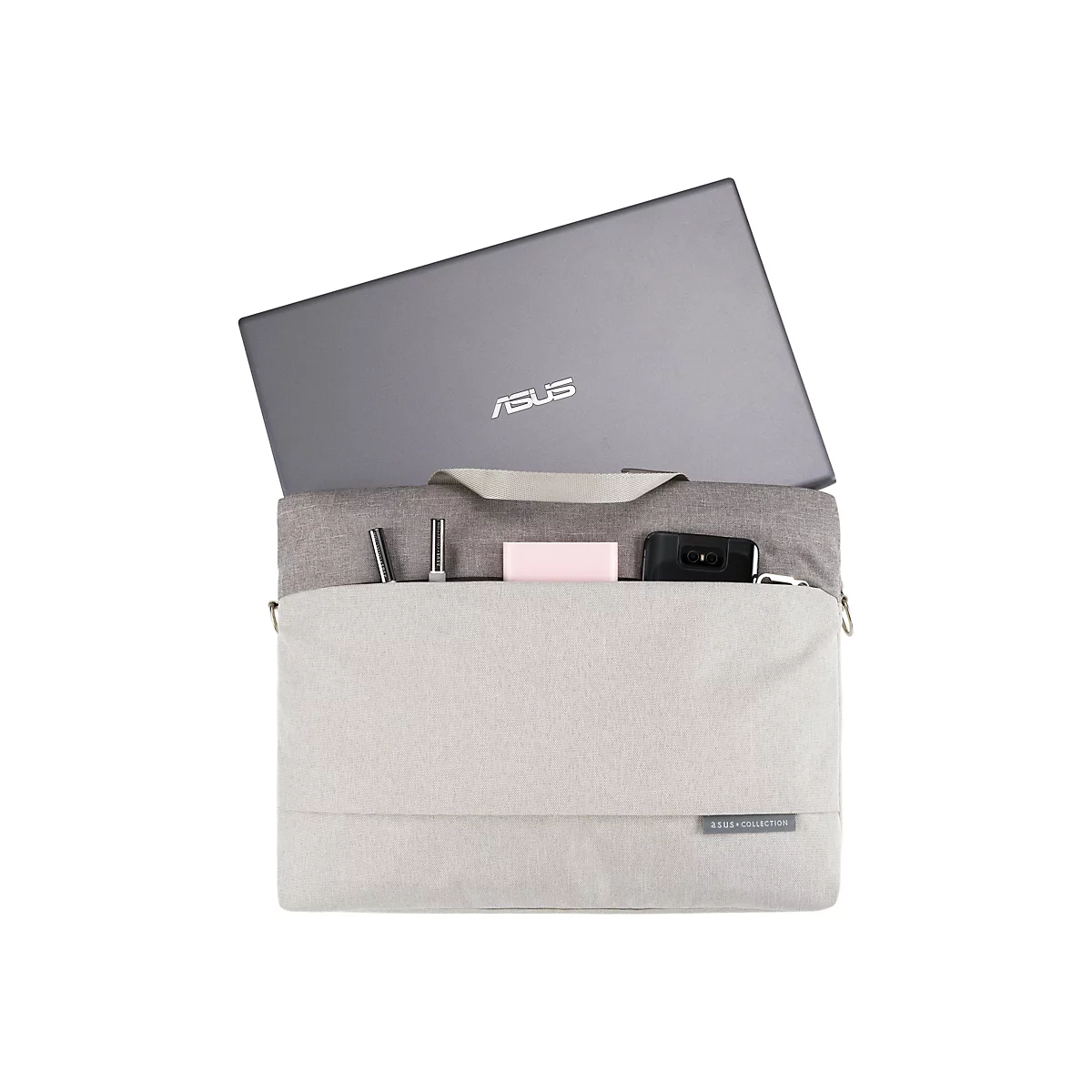 Graue Asus Laptoptasche mit eingestecktem Notebook, Smartphone und Zubehör vor weißem Hintergrund.