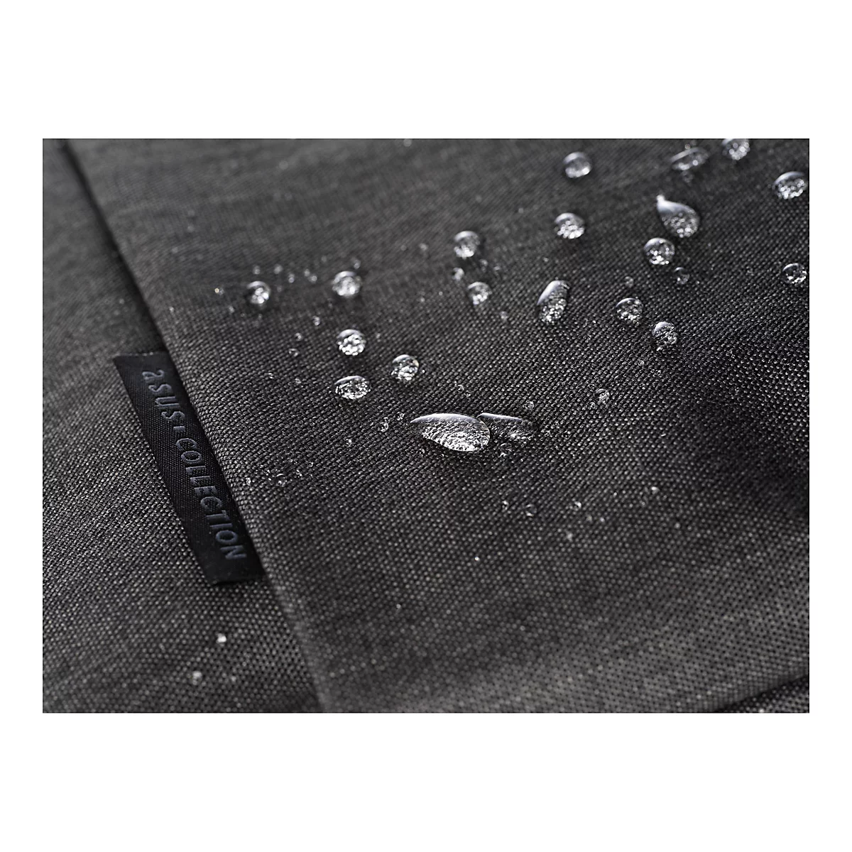 Nahaufnahme von grauem Stoff mit Wassertropfen und einem kleinen Etikett mit der Aufschrift ASUS COLLECTION.