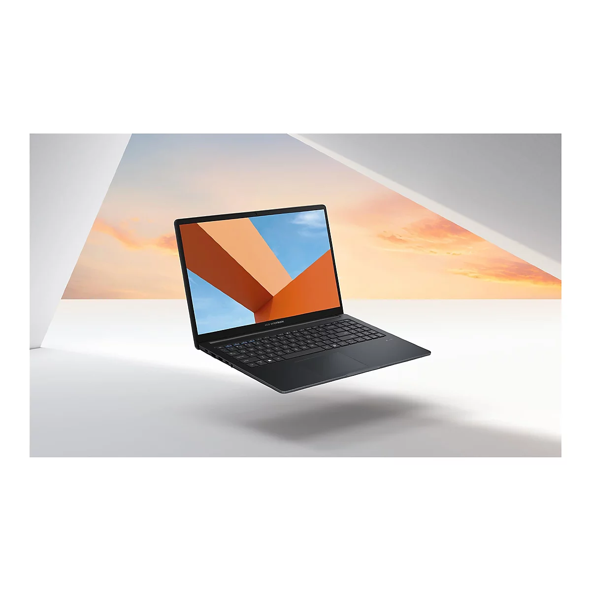 Ein schwebender schwarzer Laptop, Bildschirm mit abstraktem Design vor Himmel. ASUS Expertbook steht auf dem Bildschirm.