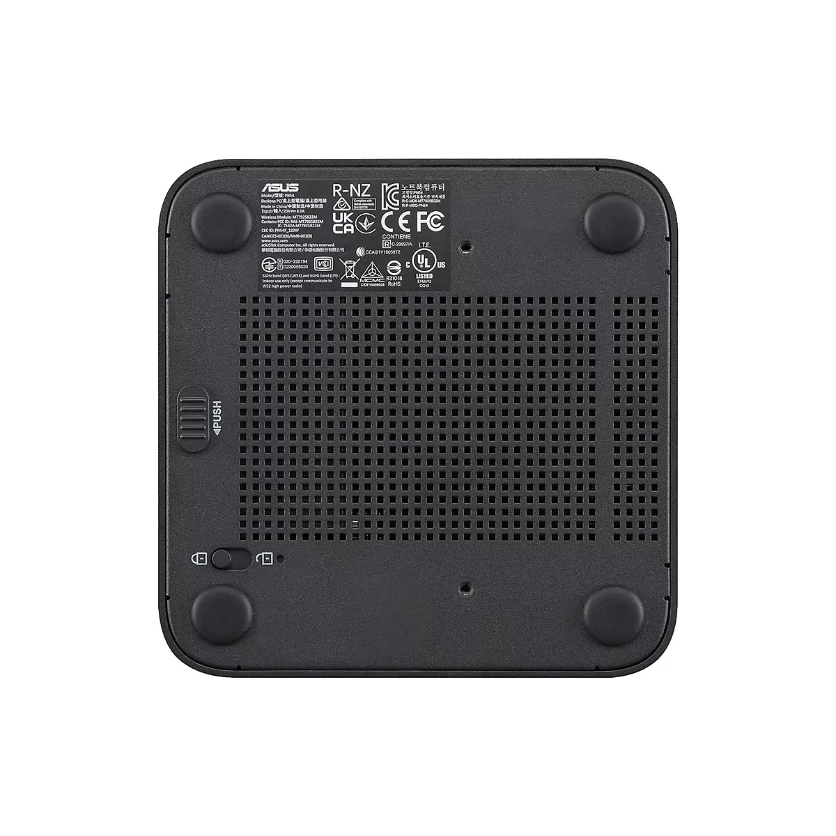 Unterseite eines schwarzen Asus Mini-PCs mit Lüftungsschlitzen, Produktinformationen und Gummifüßen.
