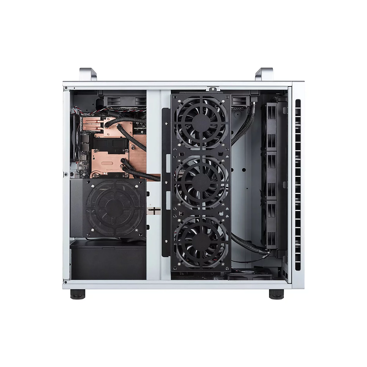 Innenansicht eines Computergehäuses mit drei vertikal montierten Lüftern und Kupfer-Kühlelementen.