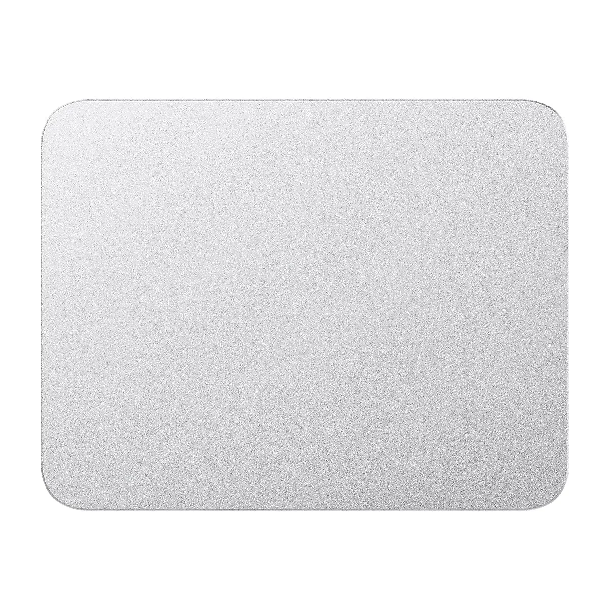 Plaque carrée et arrondie en argent brillant. La surface présente une légère texture.