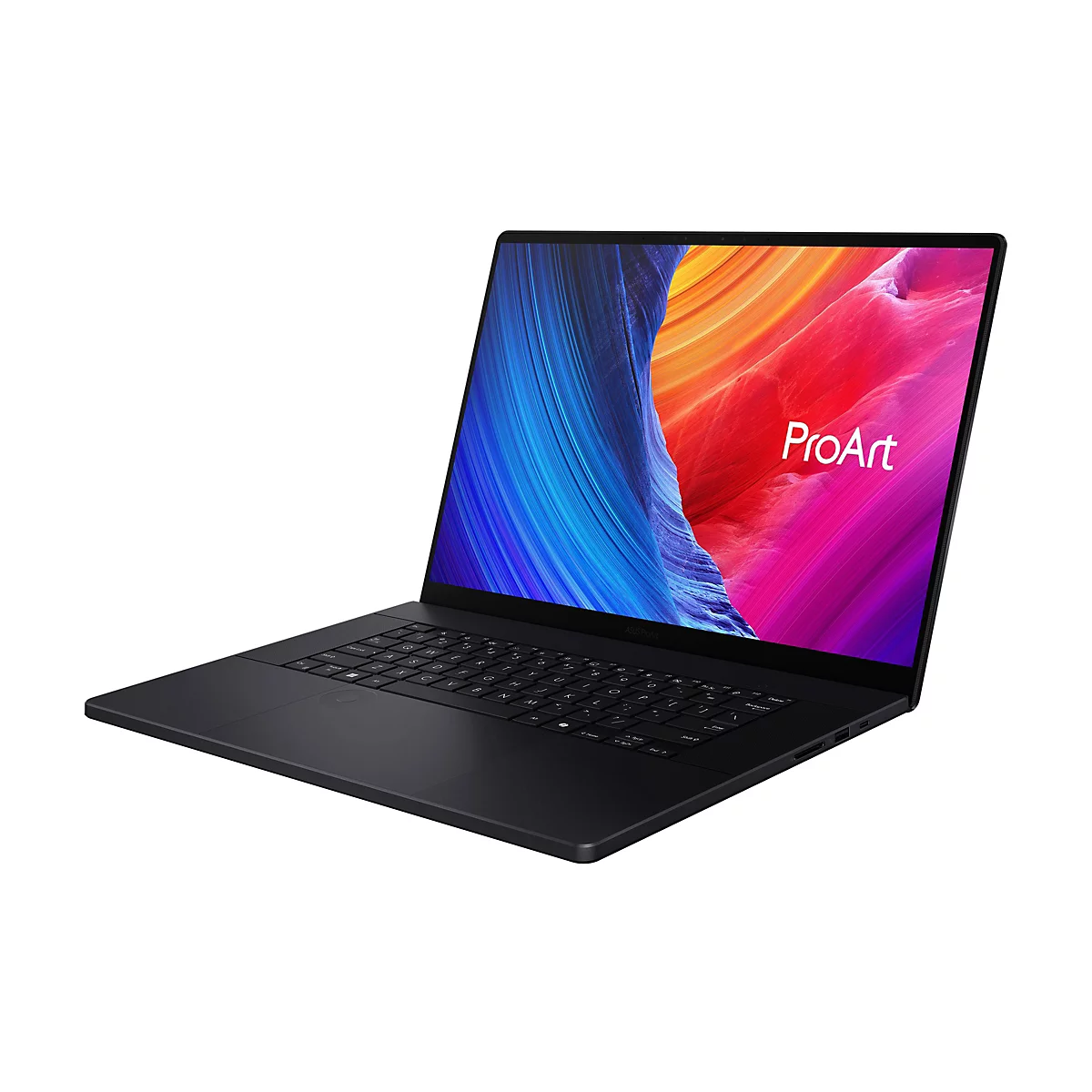 Ein schwarzer Laptop mit geöffnetem Display, der auf weißem Hintergrund steht. Auf dem Display ist der Schriftzug "ProArt" zu sehen.