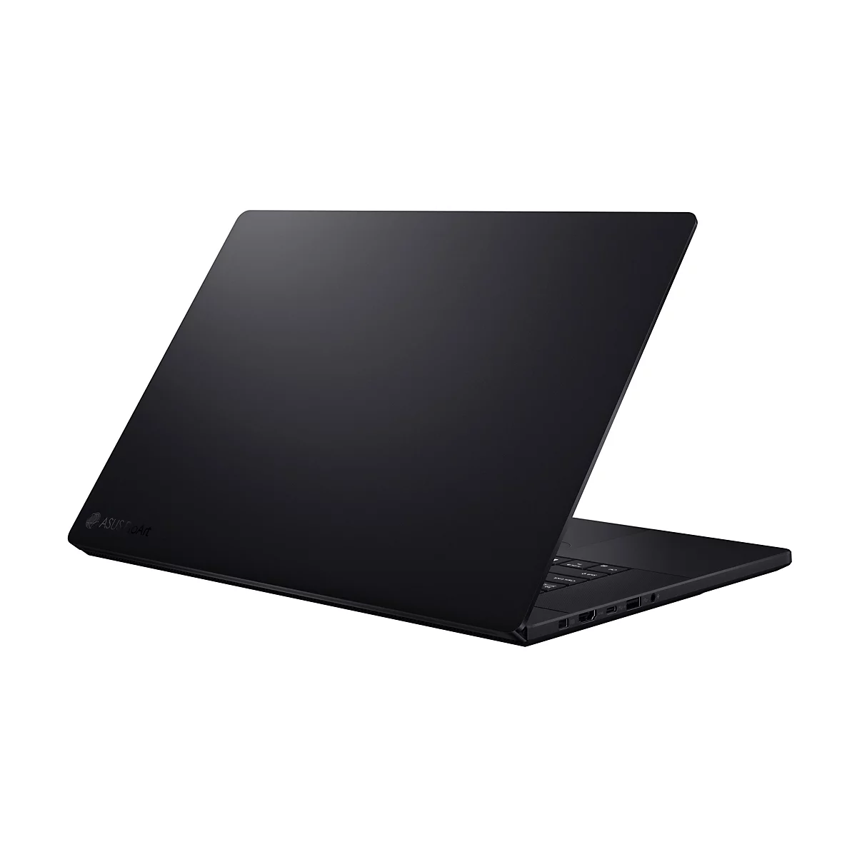 Schwarzer Laptop, teilweise geöffnet, auf weißem Hintergrund. Auf dem Deckel ist das ASUS ProArt Logo zu sehen.