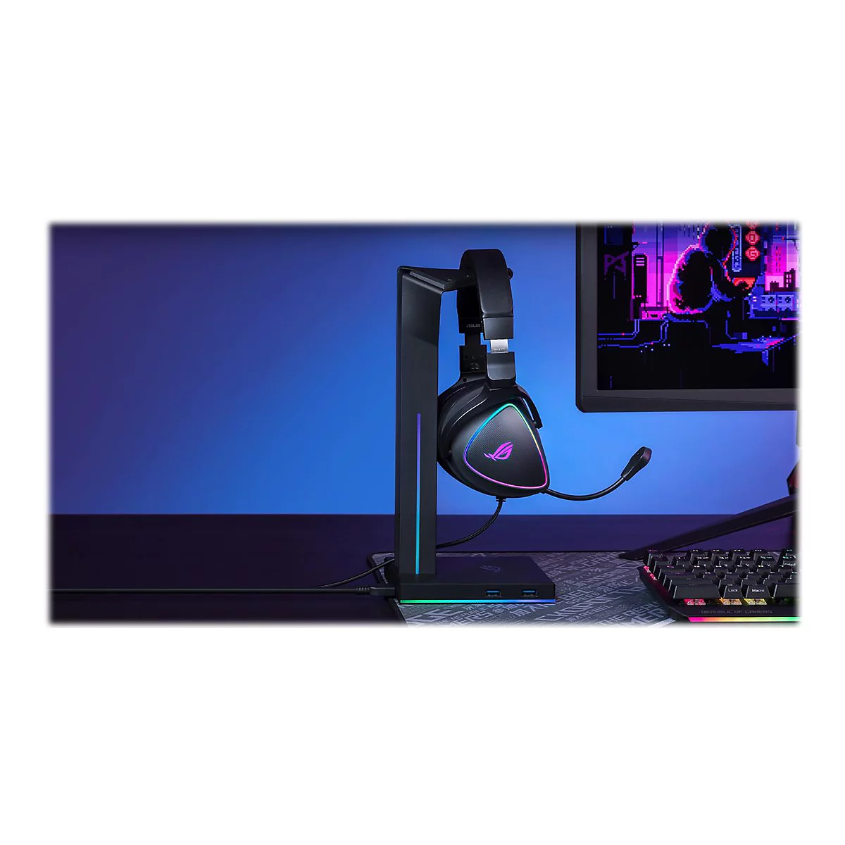 Schwarzes Gaming-Headset auf Halterung, leuchtende RGB-Beleuchtung, Monitor im Hintergrund.
