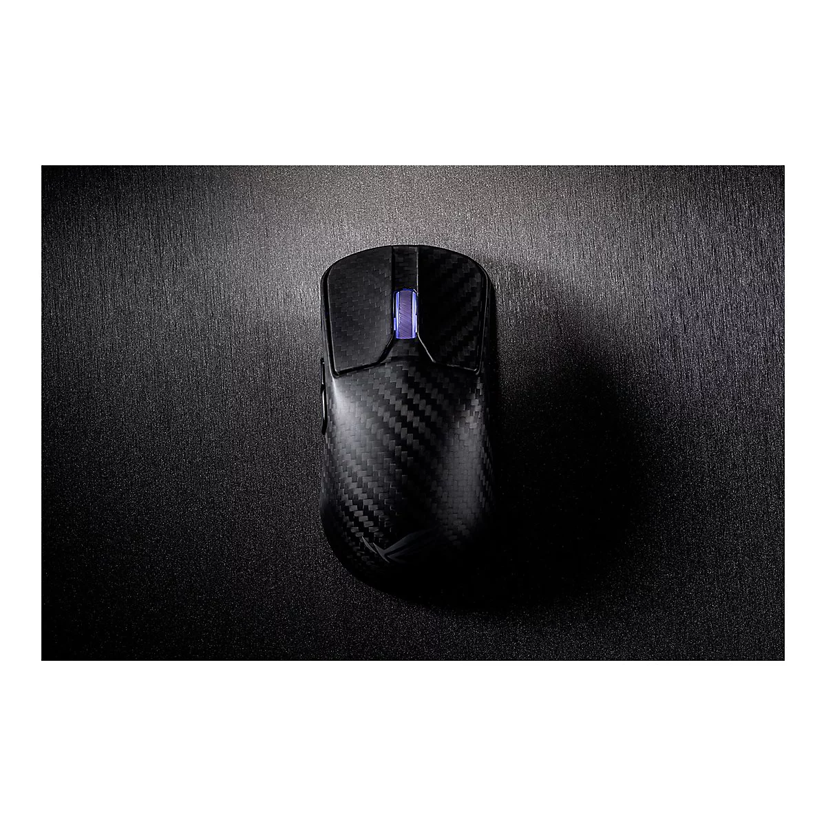 Drahtlose Gaming-Maus mit Carbonfaser-Optik auf schwarzem Hintergrund mit Logo.