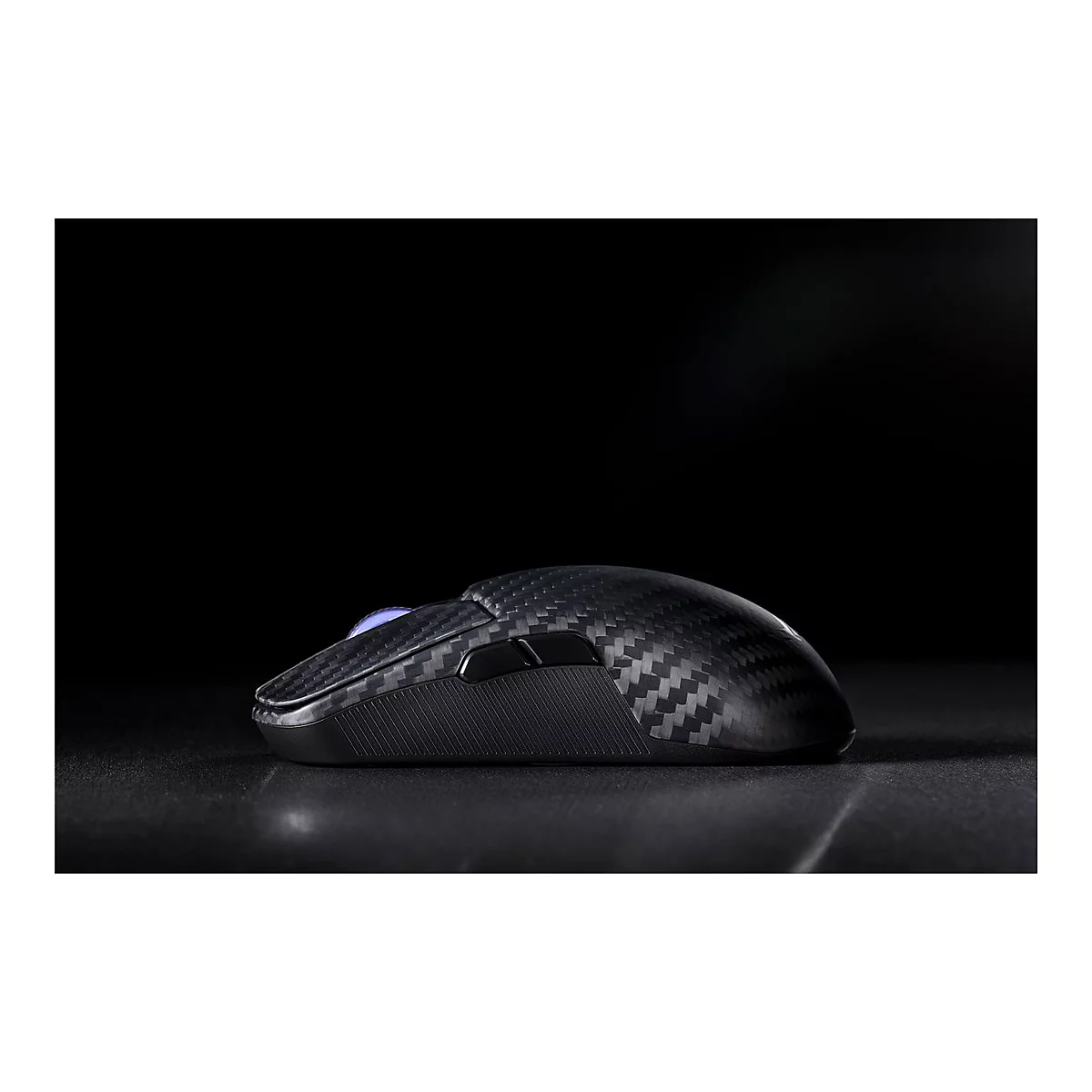 Draufsicht einer schwarzen Gaming-Maus mit Carbon-Muster auf schwarzem Hintergrund.