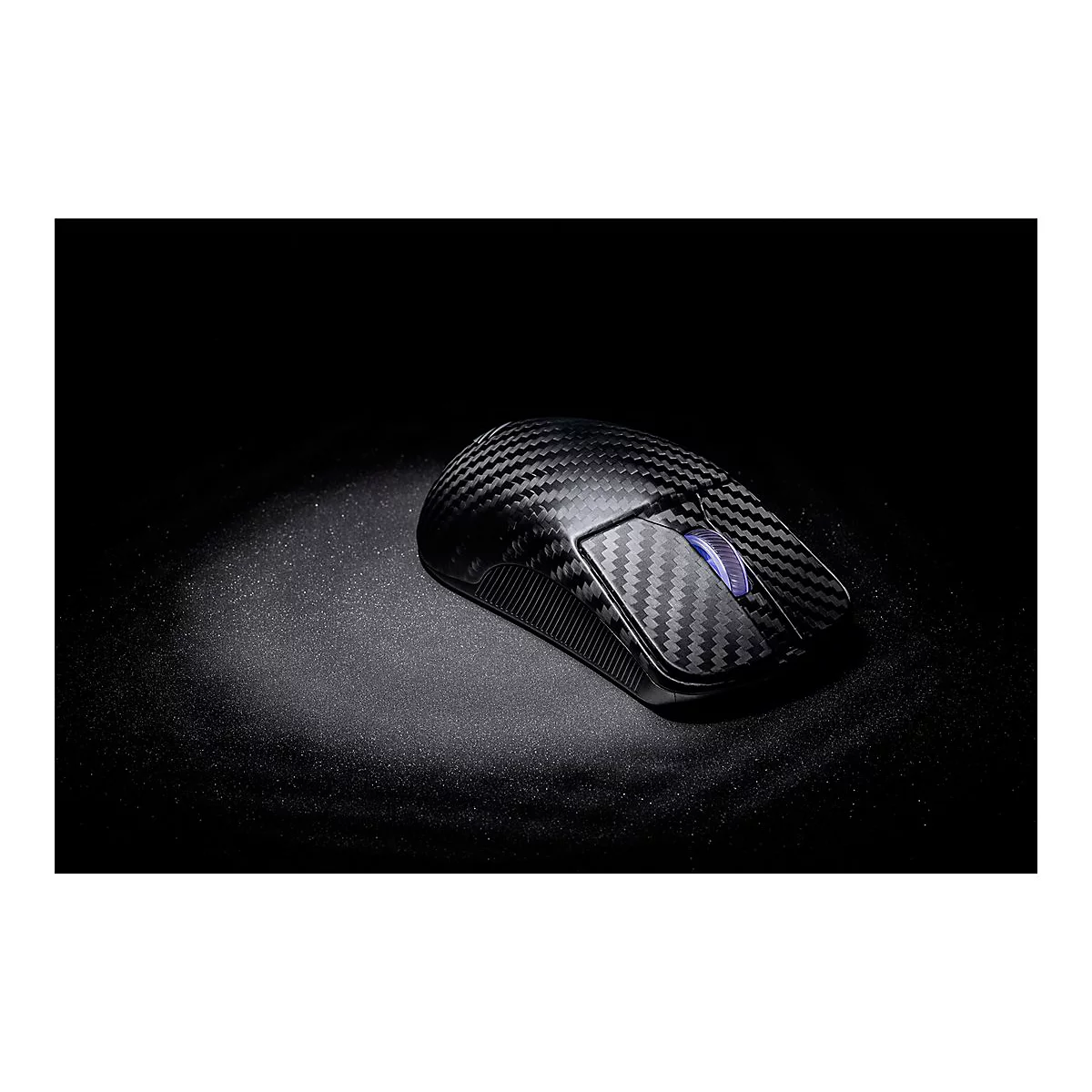Schwarze, drahtlose Maus mit Karbonfaser-Optik, auf glänzend schwarzem Untergrund beleuchtet.