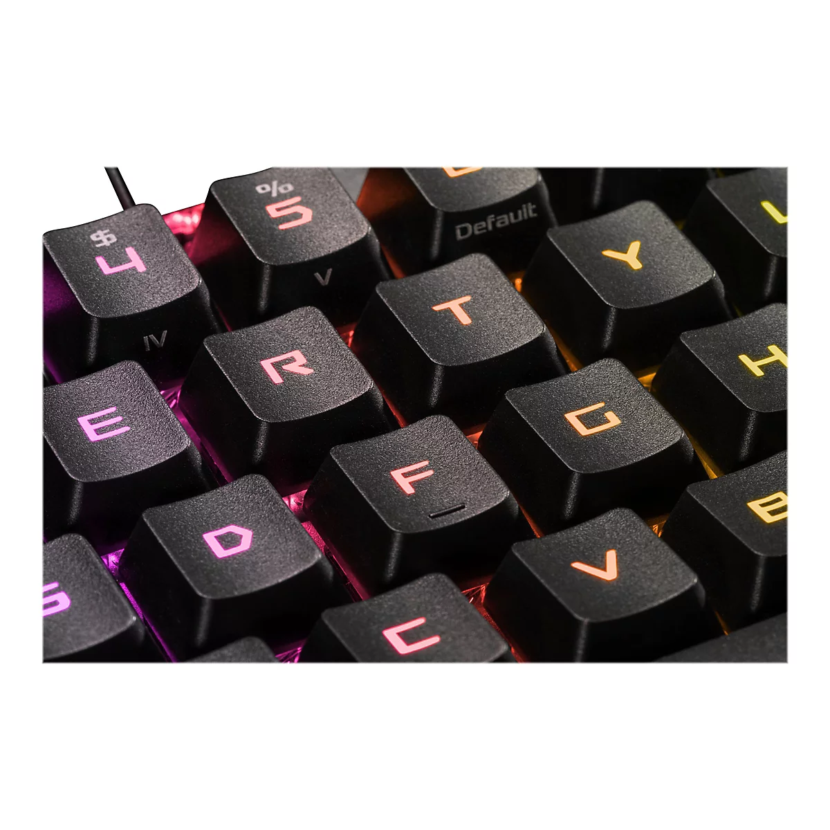Nahaufnahme einer schwarzen Tastatur mit leuchtenden Buchstaben und Symbolen. Einige Tasten sind rosa, orange oder gelb beleuchtet.