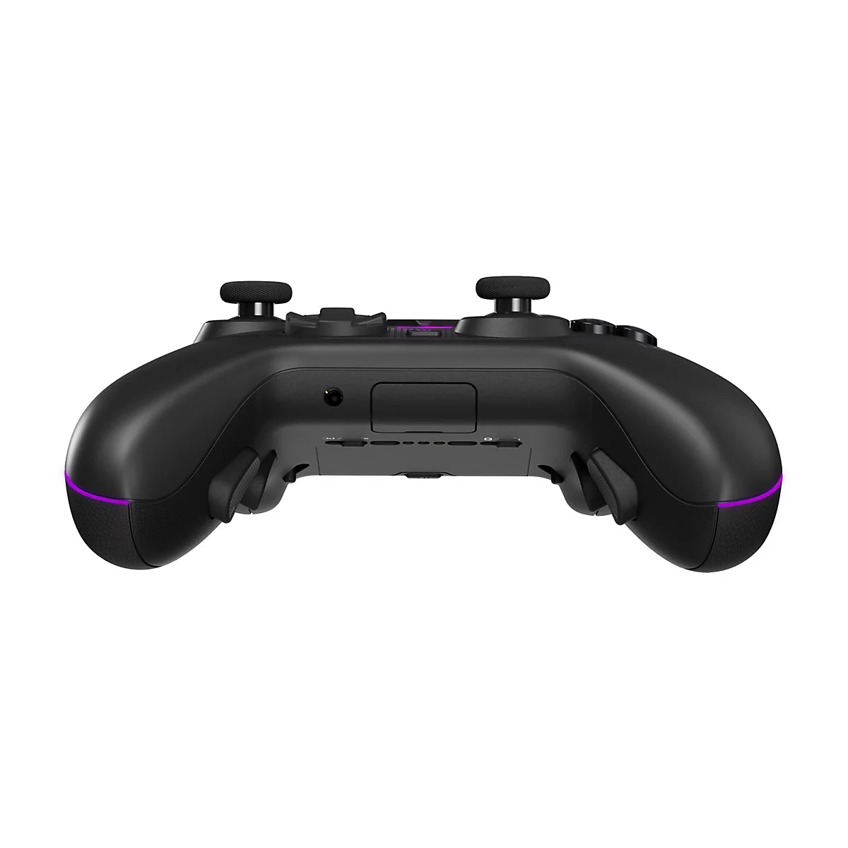 Rückseite eines schwarzen Gaming-Controllers mit Audioanschluss und violetten Lichtakzenten vor weißem Hintergrund.