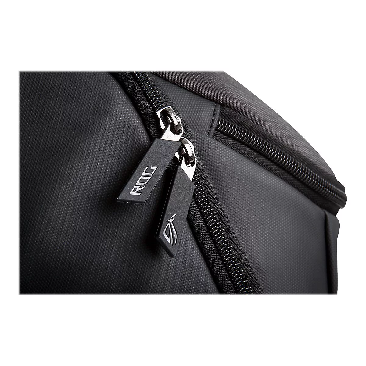 Nahaufnahme eines schwarzen Rucksacks mit Reißverschluss-Anhängern, die das ROG-Logo und den Schriftzug tragen.