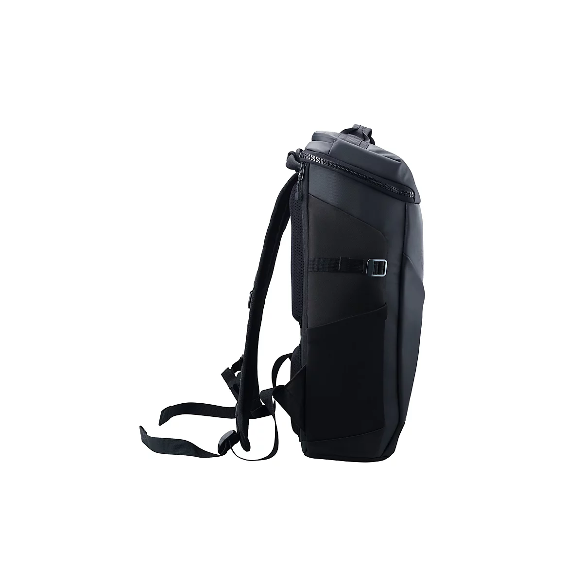 Schwarzer Rucksack in Seitenansicht vor weißem Hintergrund.