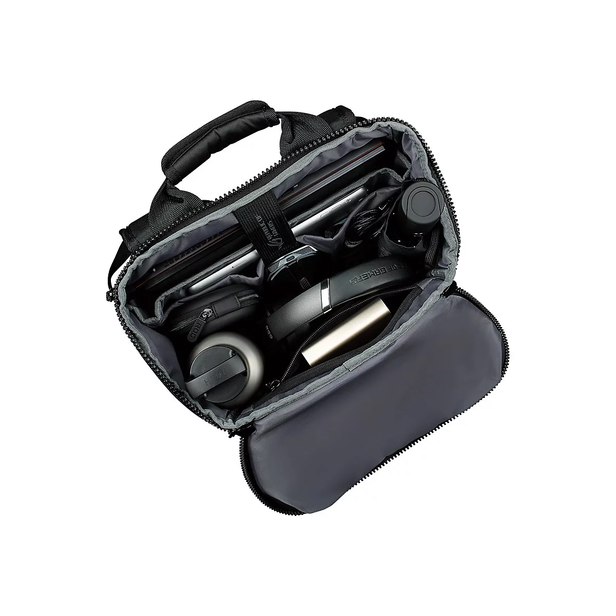 Schwarze Laptoptasche, geÃ¶ffnet, mit Laptop, KopfhÃ¶rern, Wasserflasche, Powerbank. Graue InnenfÃ¤cher.