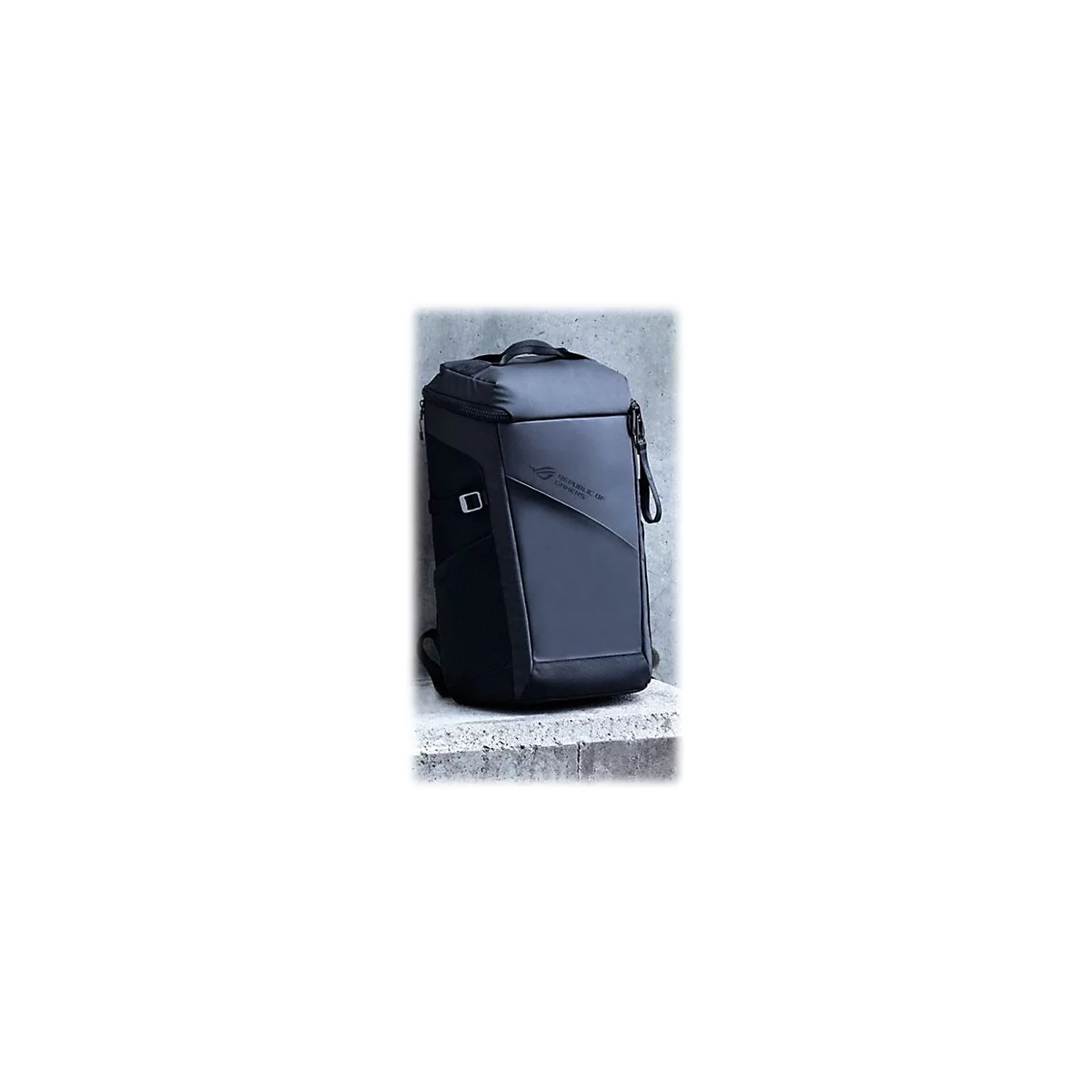 Schwarzer Laptop-Rucksack, rechteckige Form, mit Griff oben. ROG-Logo auf der Vorderseite.