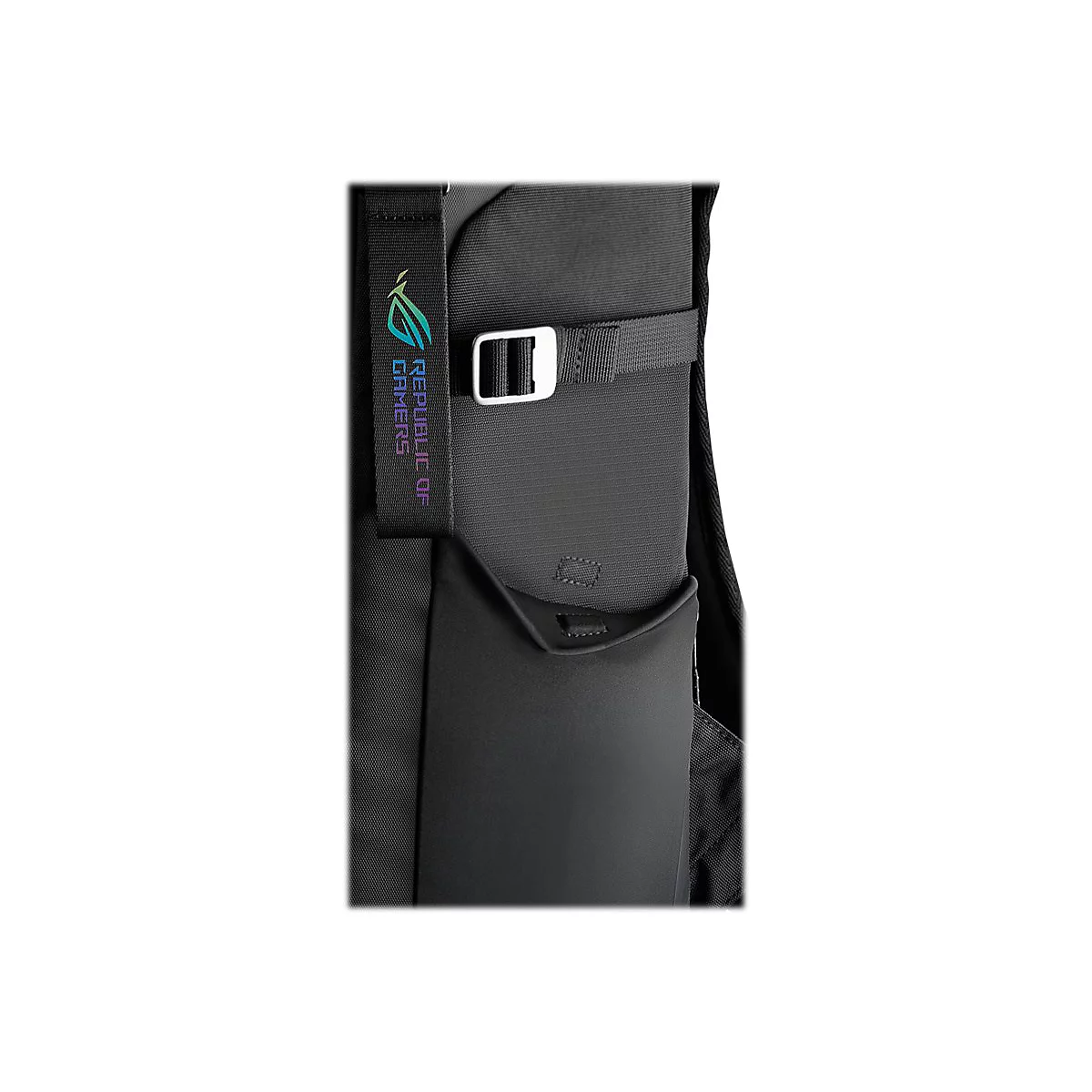 Detailansicht eines schwarzen Rucksacks mit einem Schulterriemen, der das ROG-Logo trÃ¤gt. Der Rucksack hat eine kleine Tasche und einen Verschluss.