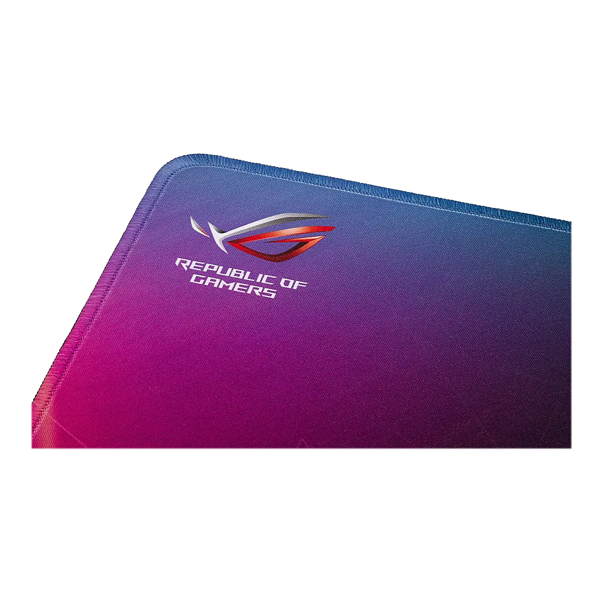 Detailaufnahme eines Gaming-Mauspads mit dem Logo und Schriftzug „Republic of Gamers“.
