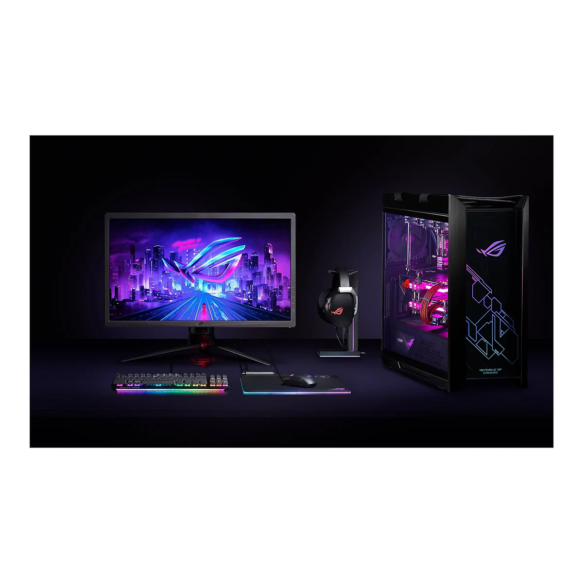 Dunkles Bild von Gaming-Hardware: Monitor, PC, Tastatur, Maus und Headset, alle mit RGB-Beleuchtung. Der Monitor zeigt eine futuristische Stadt.