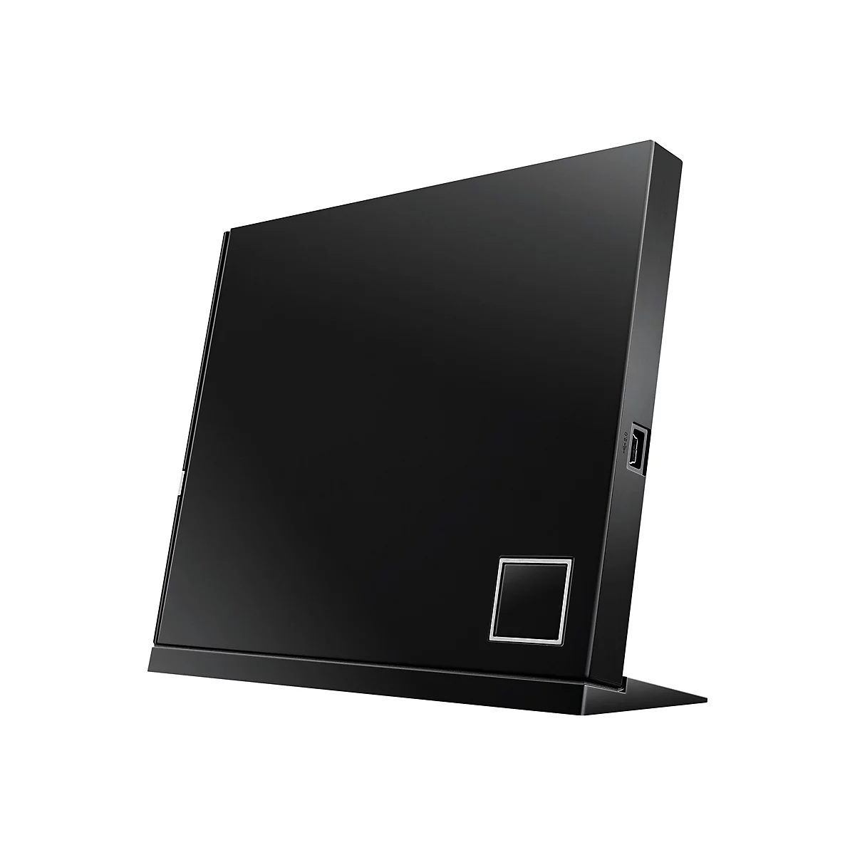 Ein schwarzes, kantiges Gerät steht leicht schräg auf einem weißen Hintergrund. Es hat eine rechteckige Form mit einem quadratischen Knopf und einem USB-Anschluss.