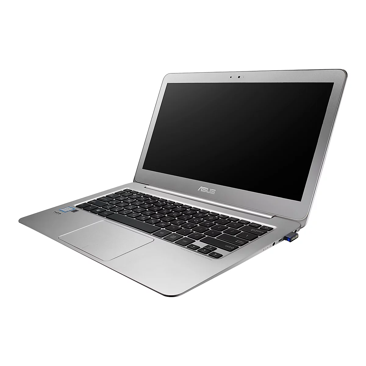 Un ordinateur portable argenté, légèrement ouvert sur fond blanc. Le clavier est noir, l'écran est noir et n'affiche rien.