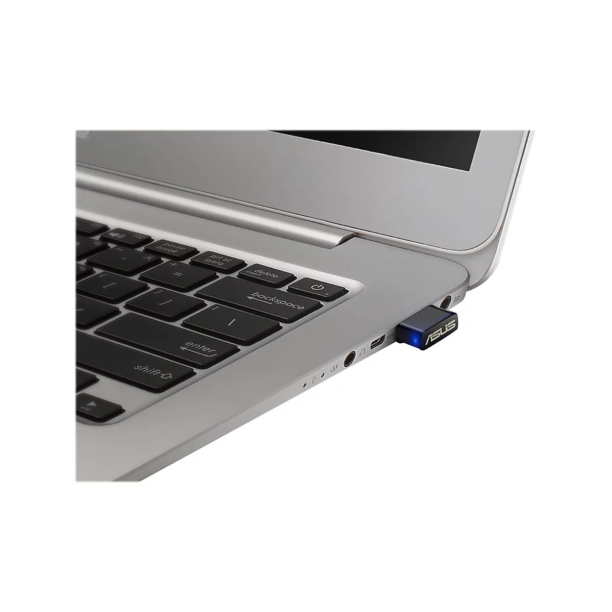 Gros plan sur un clavier d'ordinateur portable argenté avec un récepteur USB ASUS noir.