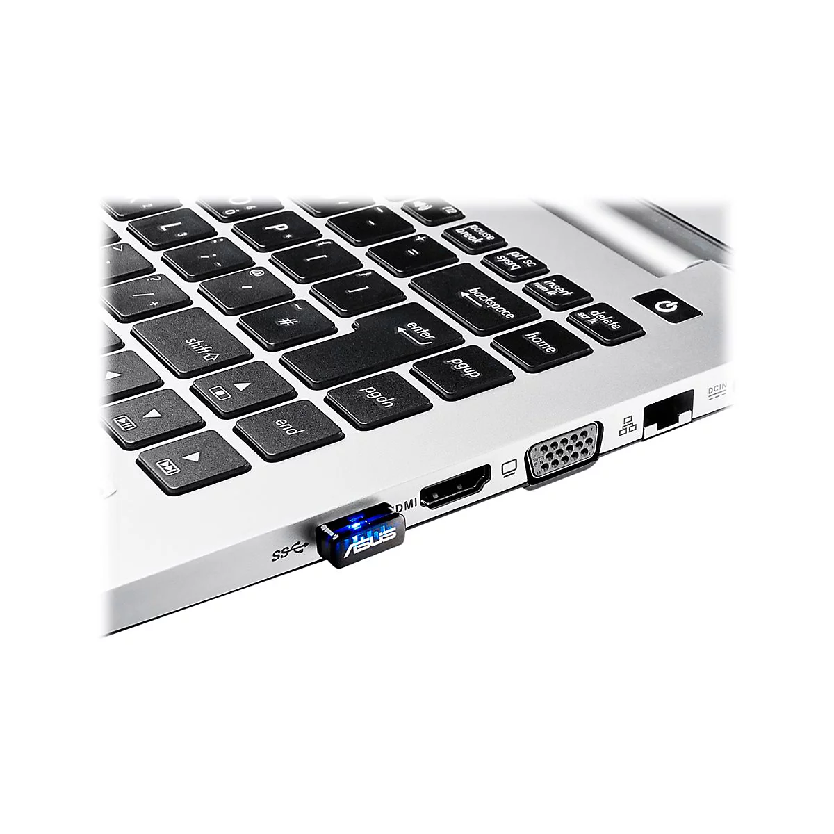 Blauer, leuchtender Asus USB-Stick eingesteckt in die Seite eines silbernen Laptops.