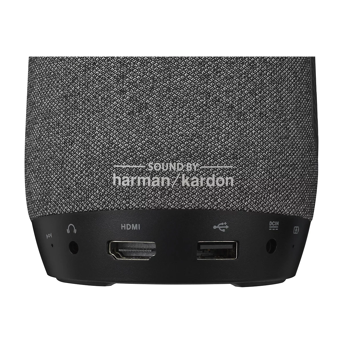 Nahaufnahme der Rückseite eines schwarzen Lautsprechers. Auf dem grauen Stoff steht "SOUND BY harman/kardon". Unten befinden sich Anschlüsse.
