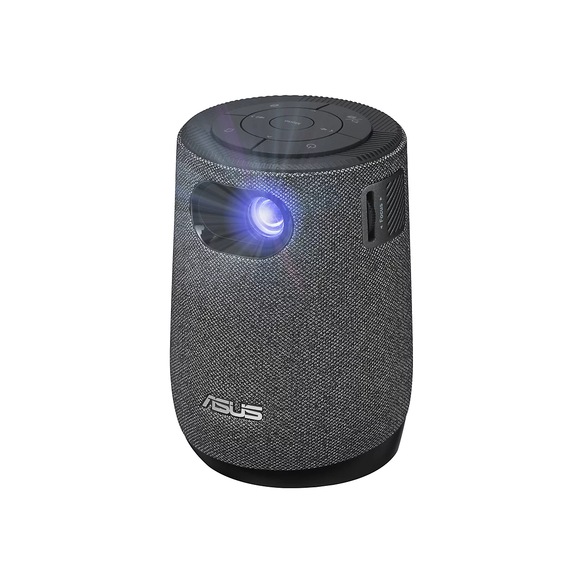 Ein zylindrischer ASUS-Projektor mit grauem Stoffbezug, schwarzem Bedienfeld, Fokus-Einstellung und blauem Lichtstrahl.