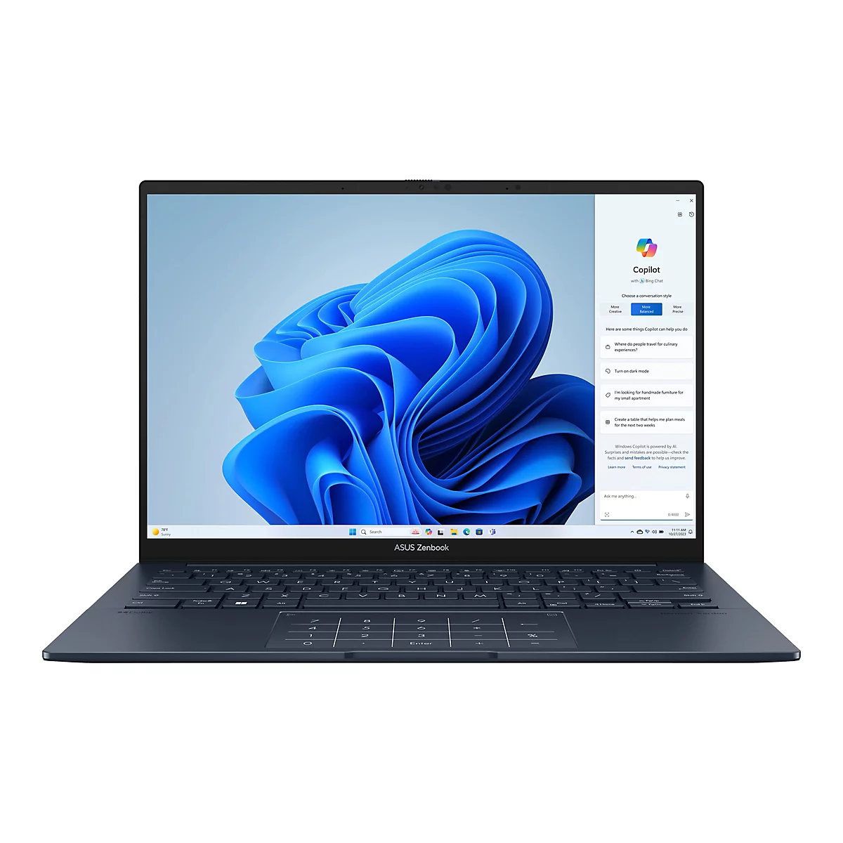Ein dunkelblauer Laptop, geöffnet mit blauem abstrakten Hintergrund. Auf dem Bildschirm ist ein Copilot-Chat geöffnet.